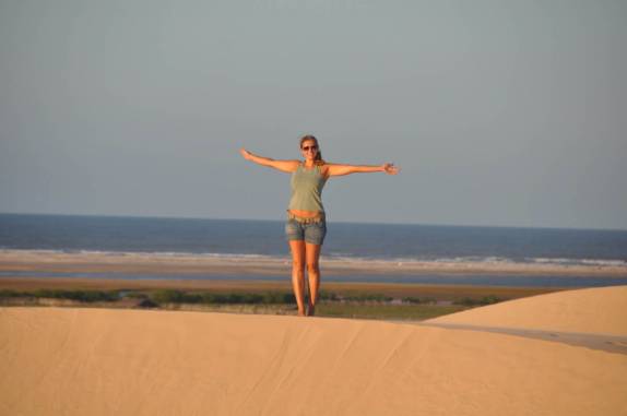 Nas dunas dos Pequenos Lençóis, com o oceano ao fundo,  região de Paulino Neves - MA